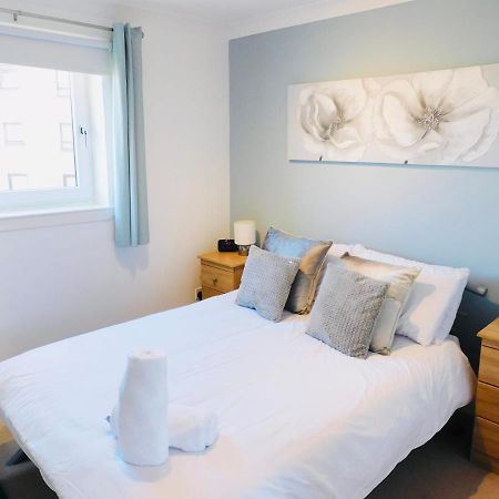 Beautiful 3 Bedroom Apt, Mins From Glasgow Airport, M8 & Sec Paisley Extérieur photo