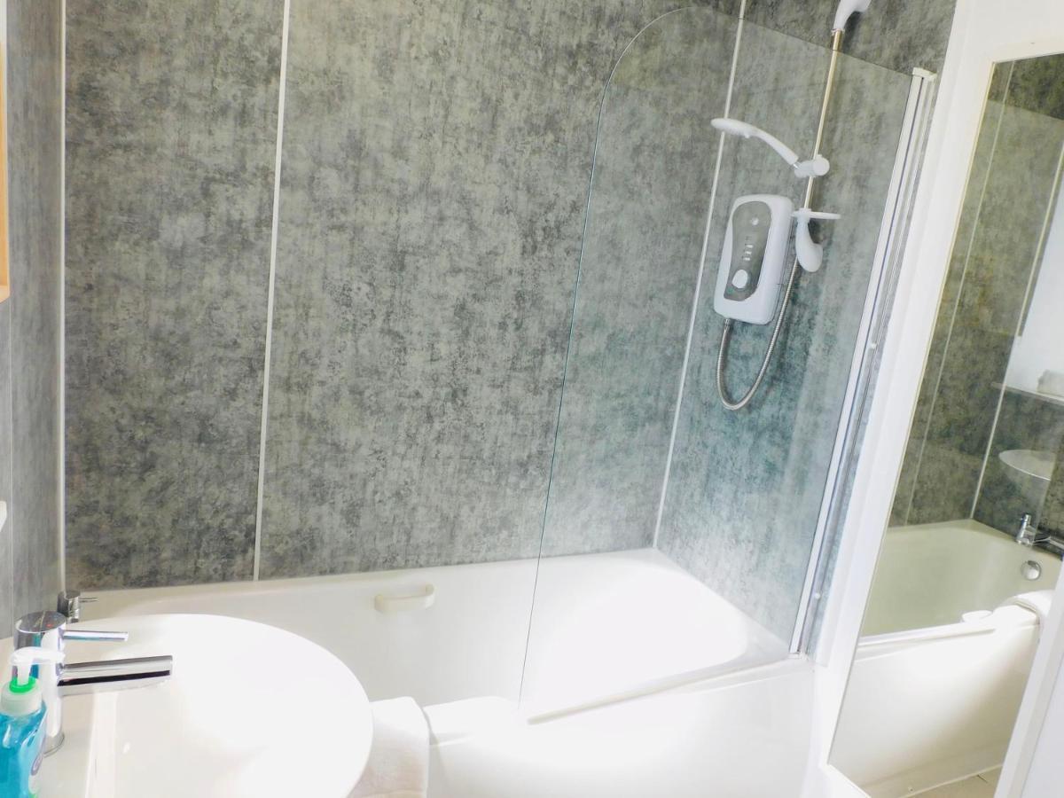 Beautiful 3 Bedroom Apt, Mins From Glasgow Airport, M8 & Sec Paisley Extérieur photo