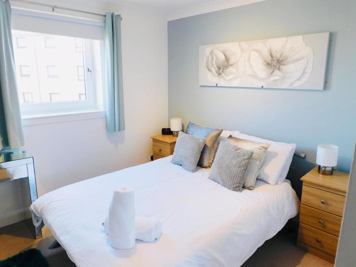 Beautiful 3 Bedroom Apt, Mins From Glasgow Airport, M8 & Sec Paisley Extérieur photo