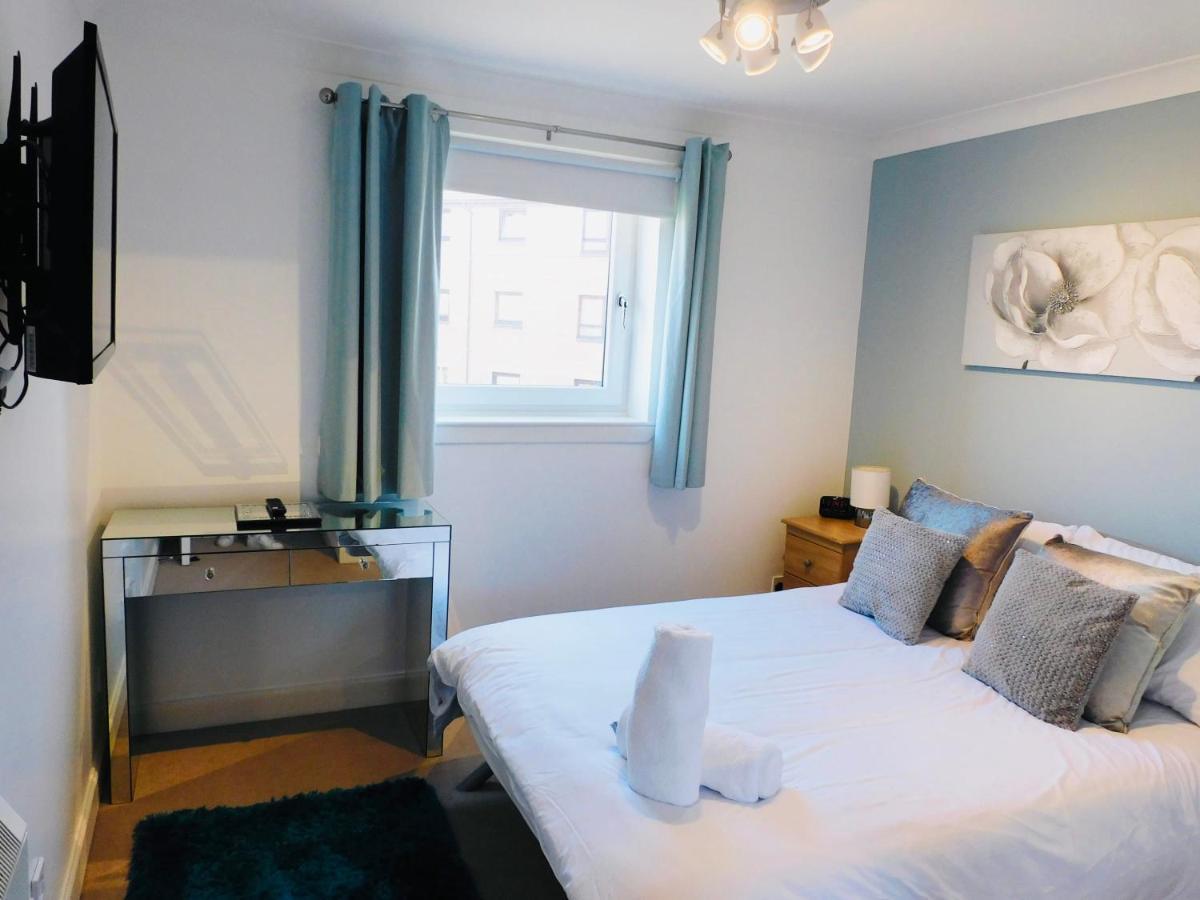 Beautiful 3 Bedroom Apt, Mins From Glasgow Airport, M8 & Sec Paisley Extérieur photo