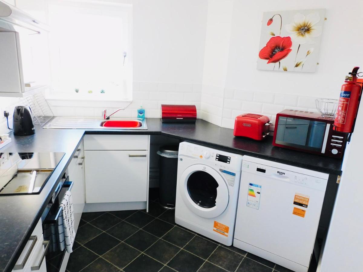 Beautiful 3 Bedroom Apt, Mins From Glasgow Airport, M8 & Sec Paisley Extérieur photo